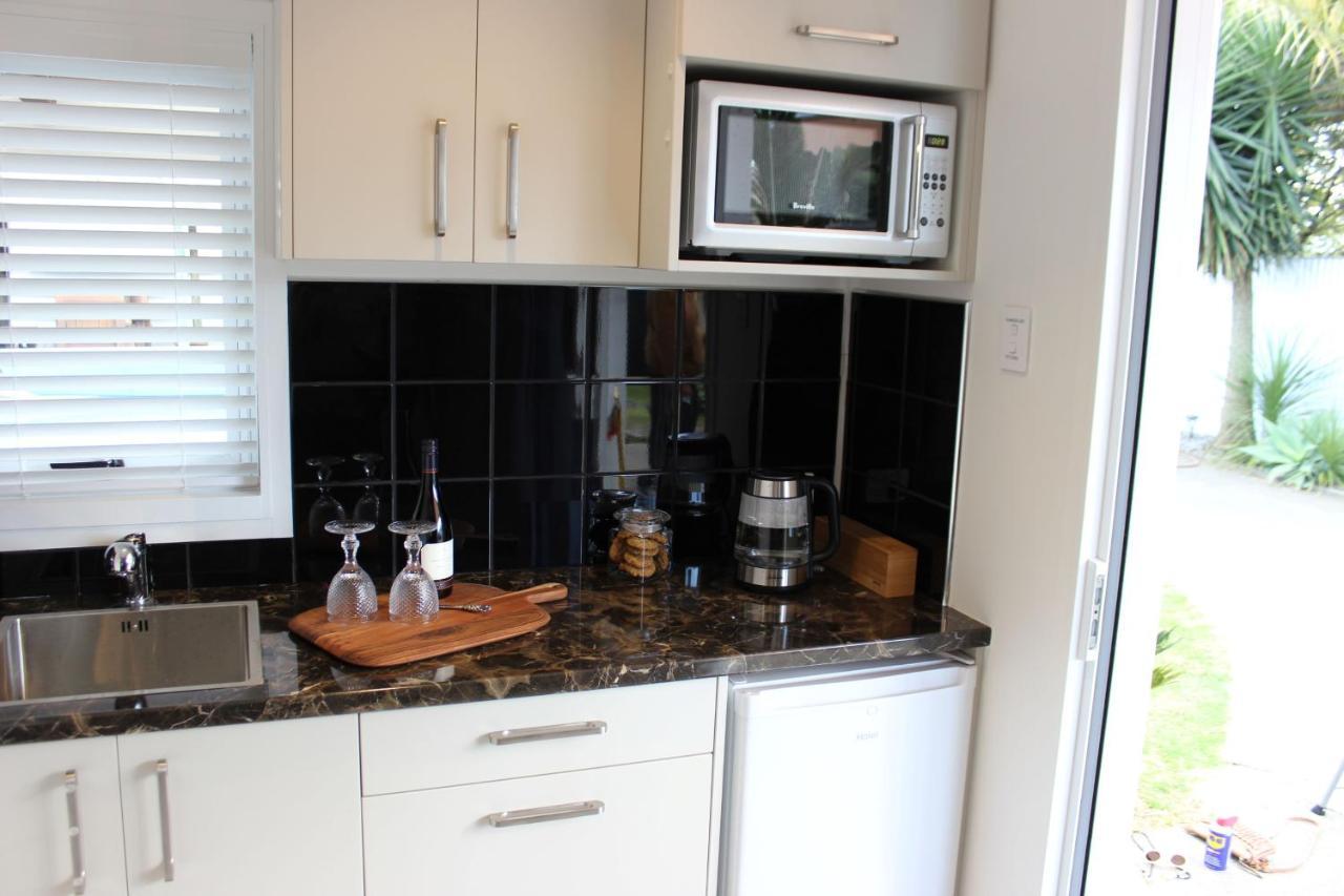 The Pool House Bed & Breakfast - Near Marine Parade Napier Buitenkant foto
