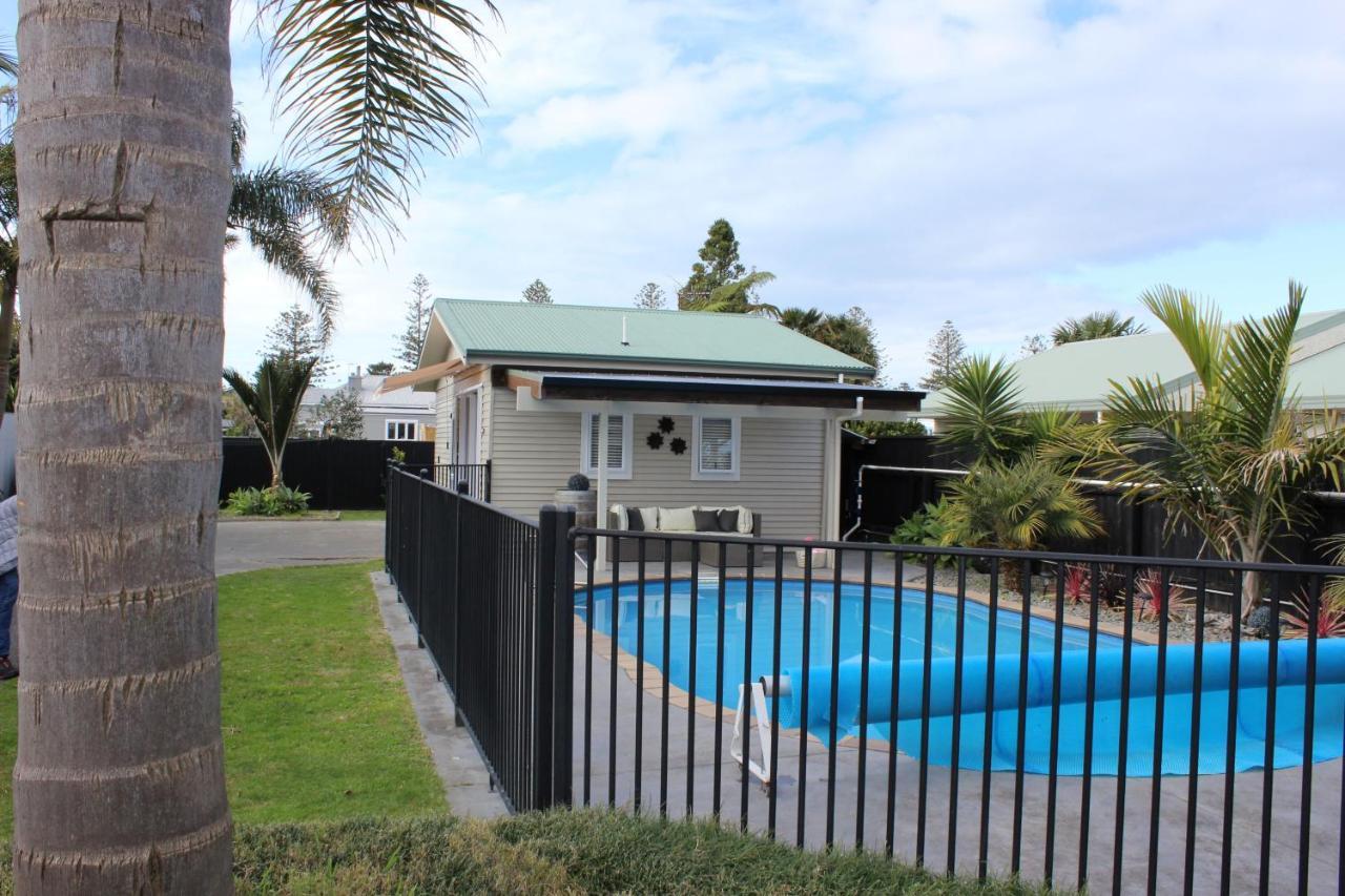 The Pool House Bed & Breakfast - Near Marine Parade Napier Buitenkant foto